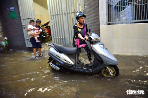 Không mưa, người Sài Gòn vẫn bì bõm lội nước - Ảnh 2. Không mưa, người Sài Gòn vẫn bì bõm lội nước - Ảnh 2.