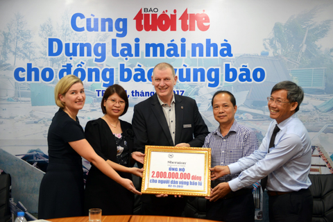 Hỗ trợ đồng bào vùng bão lũ 2 tỉ đồng - Ảnh 1. Hỗ trợ đồng bào vùng bão lũ 2 tỉ đồng - Ảnh 1.