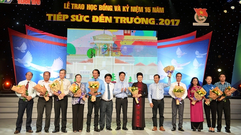 Tiếp sức đến trường’: 15 năm vẫn nặng một chữ tình - Ảnh 8. Tiếp sức đến trường’: 15 năm vẫn nặng một chữ tình - Ảnh 8.