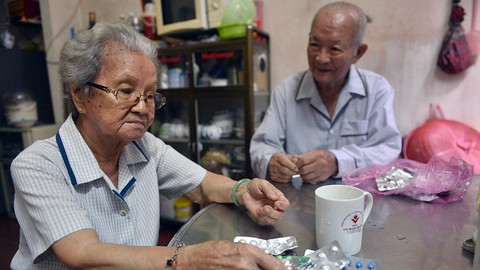Dùng thuốc, chuyện không nhỏ - Ảnh 1. Dùng thuốc, chuyện không nhỏ - Ảnh 1.