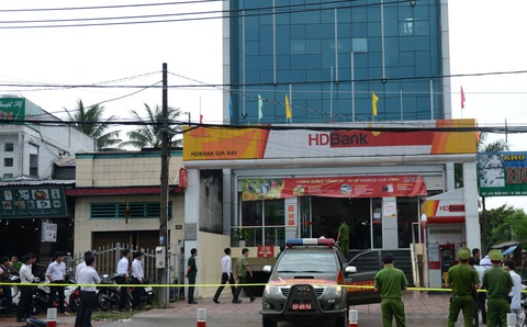 Nhóm cướp dùng trái nổ tự tạo cướp ngân hàng HD Bank - Ảnh 5. Nhóm cướp dùng trái nổ tự tạo cướp ngân hàng HD Bank - Ảnh 5.