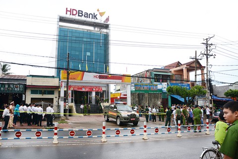 Dùng mìn giả vào HD Bank cướp 200 triệu đồng - Ảnh 1. Dùng mìn giả vào HD Bank cướp 200 triệu đồng - Ảnh 1.