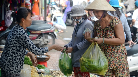 Tăng thuế VAT, người đã nghèo lại càng thêm khó - Ảnh 1. Tăng thuế VAT, người đã nghèo lại càng thêm khó - Ảnh 1.