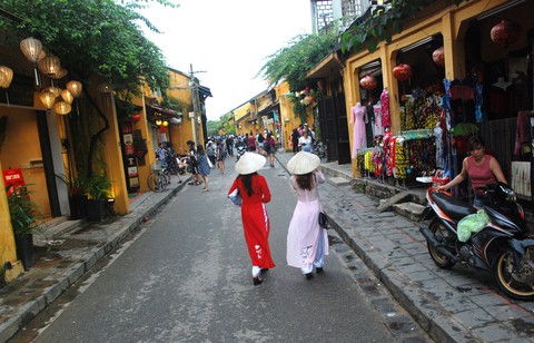 Hội An thắp đèn lồng đón giao thừa, chào năm mới 2018 - Ảnh 1. Hội An thắp đèn lồng đón giao thừa, chào năm mới 2018 - Ảnh 1.