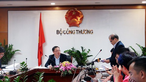 Ai chịu tác động nhiều nhất khi giá điện tăng? - Ảnh 1. Ai chịu tác động nhiều nhất khi giá điện tăng? - Ảnh 1.