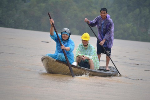 Chìm ghe lúc đánh cá sông Vu Gia, em chết, chị mất tích - Ảnh 1. Chìm ghe lúc đánh cá sông Vu Gia, em chết, chị mất tích - Ảnh 1.