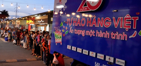 Chuyện lạ: Dân Việt ùn ùn xếp hàng dài ủng hộ hàng Việt - Ảnh 3. Chuyện lạ: Dân Việt ùn ùn xếp hàng dài ủng hộ hàng Việt - Ảnh 3.