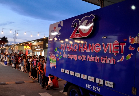 Hơn 20.000 lượt người dân xếp hàng ủng hộ hàng Việt - Ảnh 1. Hơn 20.000 lượt người dân xếp hàng ủng hộ hàng Việt - Ảnh 1.