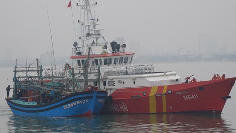 Cứu tàu cá cùng 7 ngư dân trôi dạt trên Vịnh Bắc Bộ - Ảnh 1. Cứu tàu cá cùng 7 ngư dân trôi dạt trên Vịnh Bắc Bộ - Ảnh 1.