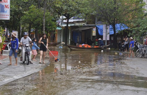 Hội An hối hả dọn bùn sau lũ chuẩn bị APEC - Ảnh 1. Hội An hối hả dọn bùn sau lũ chuẩn bị APEC - Ảnh 1.