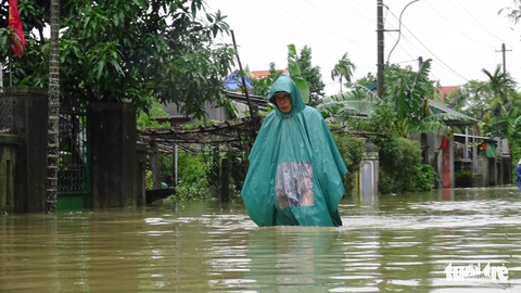 Huế: Lũ dâng cao, học sinh toàn tỉnh nghỉ học - Ảnh 2. Huế: Lũ dâng cao, học sinh toàn tỉnh nghỉ học - Ảnh 2.