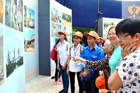 Khai mạc triển lãm ảnh vì những người phụ nữ quanh ta - Ảnh 4. Khai mạc triển lãm ảnh vì những người phụ nữ quanh ta - Ảnh 4.
