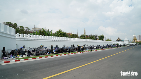 Hàng chục ngàn người Thái xếp hàng nhiều ngày chờ tiễn vua - Ảnh 9.