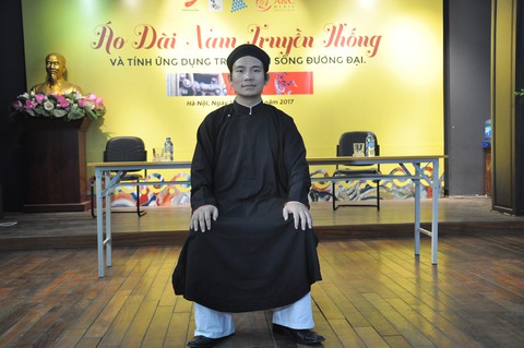Nhiều nam giới hiện nay lại thấy xấu hổ khi đứng trước áo dài - Ảnh 4. Nhiều nam giới hiện nay lại thấy xấu hổ khi đứng trước áo dài - Ảnh 4.