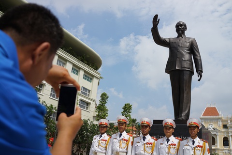 TP.HCM bảo dưỡng định kỳ tượng đài Chủ tịch Hồ Chí Minh - Ảnh 1. TP.HCM bảo dưỡng định kỳ tượng đài Chủ tịch Hồ Chí Minh - Ảnh 1.
