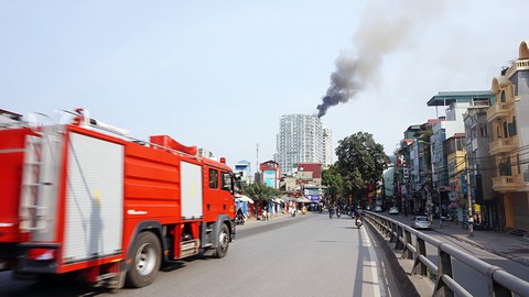 Cháy lớn tại chung cư cao cấp Golden Westlake, Hà Nội - Ảnh 12. Cháy lớn tại chung cư cao cấp Golden Westlake, Hà Nội - Ảnh 12.