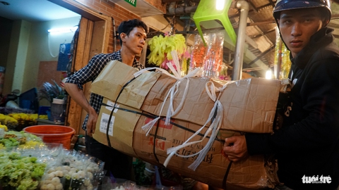Chợ hoa lớn nhất Sài Gòn hối hả trước ngày 20-10 - Ảnh 7. Chợ hoa lớn nhất Sài Gòn hối hả trước ngày 20-10 - Ảnh 7.