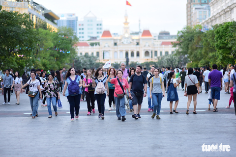 Dòng người đổ về trung tâm Sài Gòn đón năm mới 2018 - Ảnh 9. Dòng người đổ về trung tâm Sài Gòn đón năm mới 2018 - Ảnh 9.