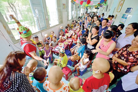 Nỗi đau không dập tắt được tiếng cười của em - Ảnh 4. Nỗi đau không dập tắt được tiếng cười của em - Ảnh 4.