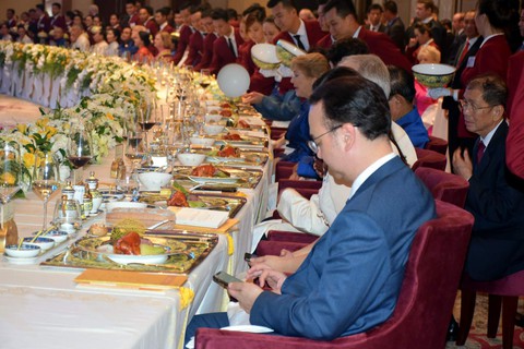 Chiêm ngưỡng bộ bàn ăn dát vàng ở tiệc chiêu đãi APEC - Ảnh 2. Chiêm ngưỡng bộ bàn ăn dát vàng ở tiệc chiêu đãi APEC - Ảnh 2.