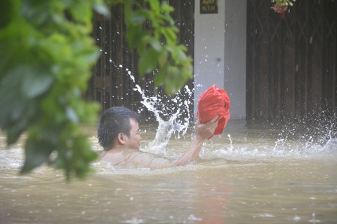 Du khách và người dân cuống cuồng chạy lũ ở Hội An - Ảnh 1. Du khách và người dân cuống cuồng chạy lũ ở Hội An - Ảnh 1.