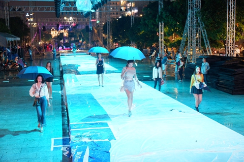 Fashionology Festival: Người mẫu che dù đi catwalk trong mưa - Ảnh 1. Fashionology Festival: Người mẫu che dù đi catwalk trong mưa - Ảnh 1.