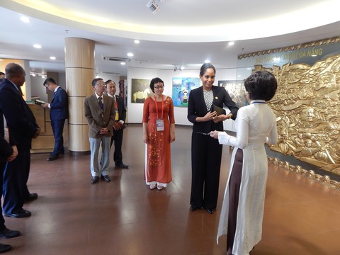 Phu nhân thủ tướng Papua New Guinea thăm Bảo tàng Mỹ thuật Đà Nẵng - Ảnh 5. Phu nhân thủ tướng Papua New Guinea thăm Bảo tàng Mỹ thuật Đà Nẵng - Ảnh 5.