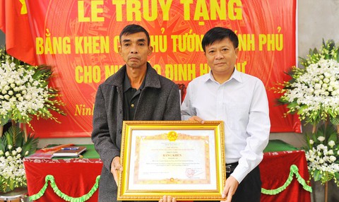 Truy tặng bằng khen của Thủ tướng cho phóng viên Đinh Hữu Dư - Ảnh 1. Truy tặng bằng khen của Thủ tướng cho phóng viên Đinh Hữu Dư - Ảnh 1.