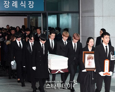 SHINee, SNSD, SJ thẫn thờ đưa tang Jonghyun - Ảnh 2. SHINee, SNSD, SJ thẫn thờ đưa tang Jonghyun - Ảnh 2.