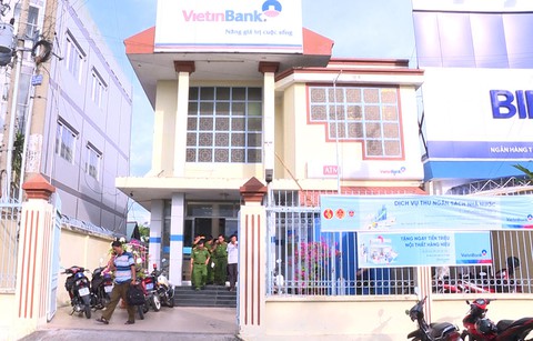 Dùng súng, bịt mặt cướp ngân hàng như phim hành động - Ảnh 1. Dùng súng, bịt mặt cướp ngân hàng như phim hành động - Ảnh 1.
