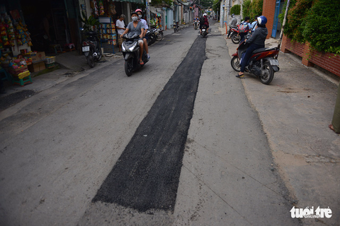 Mặt đường Sài Gòn vá chằng, vá đụp sau ngầm hóa lưới điện - Ảnh 6. Mặt đường Sài Gòn vá chằng, vá đụp sau ngầm hóa lưới điện - Ảnh 6.