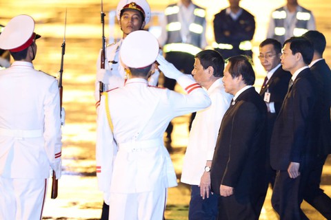 Tổng thống Duterte đã tới Đà Nẵng trong trang phục giản dị - Ảnh 2. Tổng thống Duterte đã tới Đà Nẵng trong trang phục giản dị - Ảnh 2.