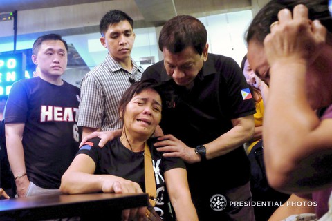 Tổng thống Philippines khóc ròng vì nỗi đau của dân - Ảnh 2. Tổng thống Philippines khóc ròng vì nỗi đau của dân - Ảnh 2.