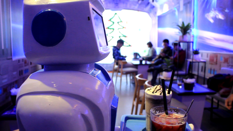 Nàng robot Made in Vietnam phục vụ trong quán cà phê - Ảnh 4. Nàng robot Made in Vietnam phục vụ trong quán cà phê - Ảnh 4.