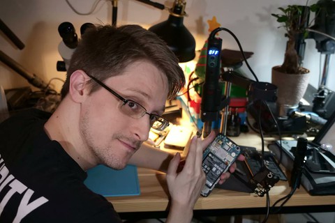 Edward Snowden làm ứng dụng giúp bảo vệ laptop - Ảnh 1. Edward Snowden làm ứng dụng giúp bảo vệ laptop - Ảnh 1.