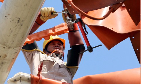 Giảm thời gian cúp điện xuống dưới 400 phút/năm nhờ công nghệ “ live-line - Ảnh 1. Giảm thời gian cúp điện xuống dưới 400 phút/năm nhờ công nghệ “ live-line - Ảnh 1.