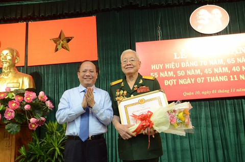 TP.HCM: 2.405 đảng viên được nhận Huy hiệu Đảng đợt 7-11 - Ảnh 1. TP.HCM: 2.405 đảng viên được nhận Huy hiệu Đảng đợt 7-11 - Ảnh 1.