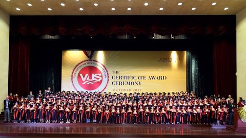 97.161 học viên VUS nhận chứng chỉ Anh ngữ quốc tế - Ảnh 1. 97.161 học viên VUS nhận chứng chỉ Anh ngữ quốc tế - Ảnh 1.