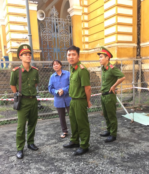 Y án sơ thẩm tù chung thân đối với bị cáo bỏ trốn 15 năm - Ảnh 1. Y án sơ thẩm tù chung thân đối với bị cáo bỏ trốn 15 năm - Ảnh 1.