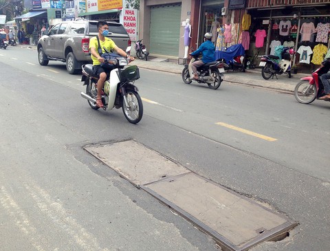 Chịu trận với nắp hố ga kêu rầm rập suốt ngày đêm - Ảnh 1. Chịu trận với nắp hố ga kêu rầm rập suốt ngày đêm - Ảnh 1.