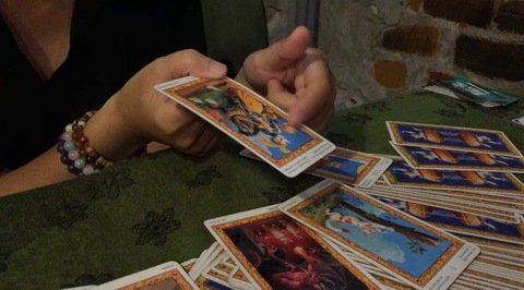 Coi bài Tarot ở Sài Gòn, mê tín hay phong trào? - Ảnh 2. Coi bài Tarot ở Sài Gòn, mê tín hay phong trào? - Ảnh 2.