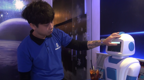 Nàng robot Made in Vietnam phục vụ trong quán cà phê - Ảnh 5. Nàng robot Made in Vietnam phục vụ trong quán cà phê - Ảnh 5.