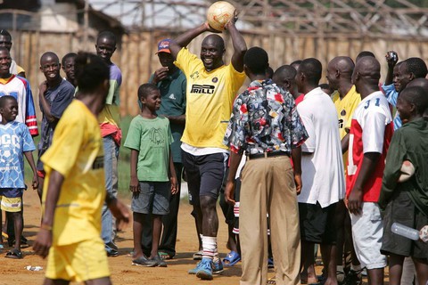George Weah, từ đứa trẻ đường phố thành tổng thống - Ảnh 4. George Weah, từ đứa trẻ đường phố thành tổng thống - Ảnh 4.