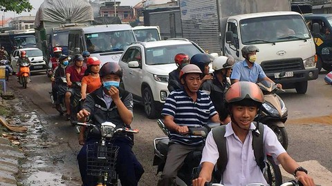 Xe đổ hàng tấn thức ăn gia súc, quốc lộ 51 kẹt xe gần 3km - Ảnh 2. Xe đổ hàng tấn thức ăn gia súc, quốc lộ 51 kẹt xe gần 3km - Ảnh 2.