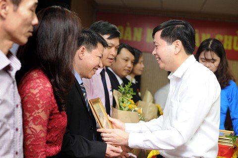 Trao kỷ niệm chương Vì thế hệ trẻ cho 14 cán bộ giáo dục - Ảnh 1. Trao kỷ niệm chương Vì thế hệ trẻ cho 14 cán bộ giáo dục - Ảnh 1.