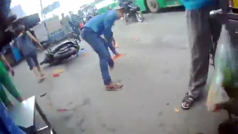 Công an vào cuộc vụ tài xế GrabBike bị đánh hội đồng - Ảnh 1. Công an vào cuộc vụ tài xế GrabBike bị đánh hội đồng - Ảnh 1.