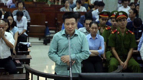 Hà Văn Thắm cùng khóc với nhân viên tại tòa - Ảnh 1. Hà Văn Thắm cùng khóc với nhân viên tại tòa - Ảnh 1.
