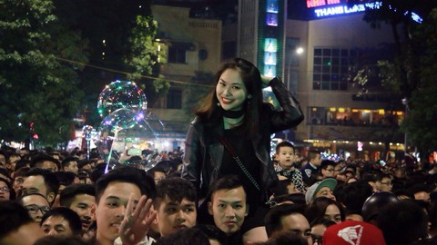 Đà Nẵng bắn pháo hoa sớm, Hà Nội người ken đặc quanh Hồ Gươm - Ảnh 6. Đà Nẵng bắn pháo hoa sớm, Hà Nội người ken đặc quanh Hồ Gươm - Ảnh 6.