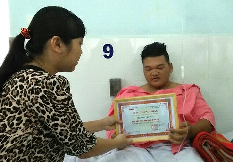 Thăng quân hàm đại úy cho anh Phạm Phi Long - Ảnh 2. Thăng quân hàm đại úy cho anh Phạm Phi Long - Ảnh 2.