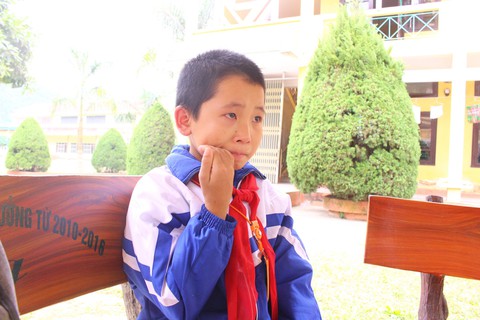 Nhà bị lũ cuốn, em vẫn đến trường - Ảnh 1. Nhà bị lũ cuốn, em vẫn đến trường - Ảnh 1.